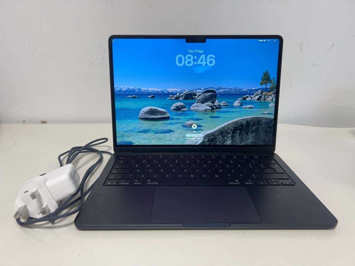 Lot Apple 13-inch MacBook Air with Apple M4 chip,...
