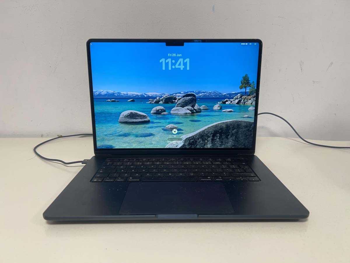 Lot Apple 15" MacBook Air with Apple M4 chip, 16GB...