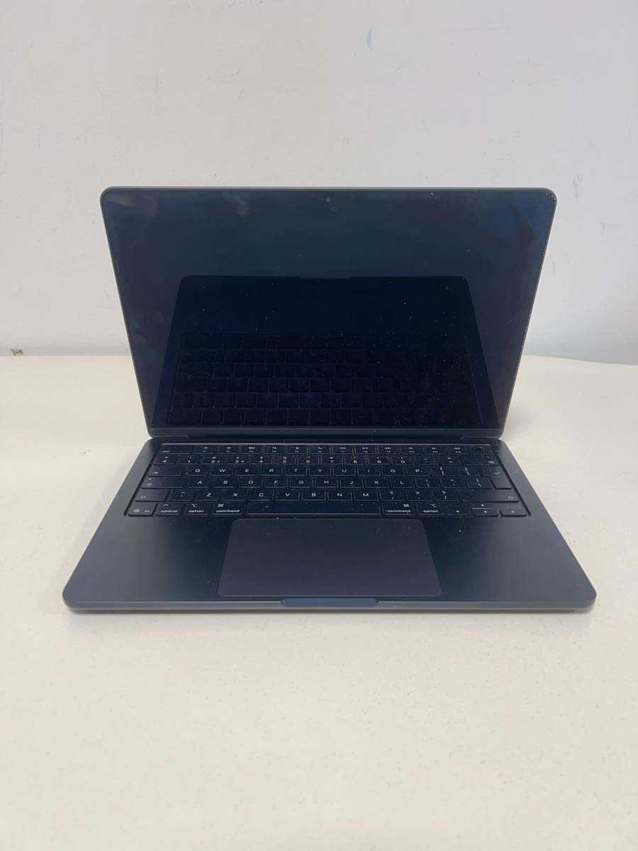 Lot Apple 13" MacBook Air with Apple M4 chip, 16GB...