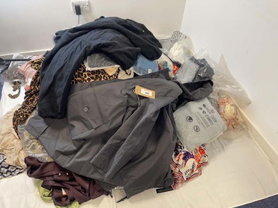 Lot 1342 - Pallet box (not included) containing mixed...
