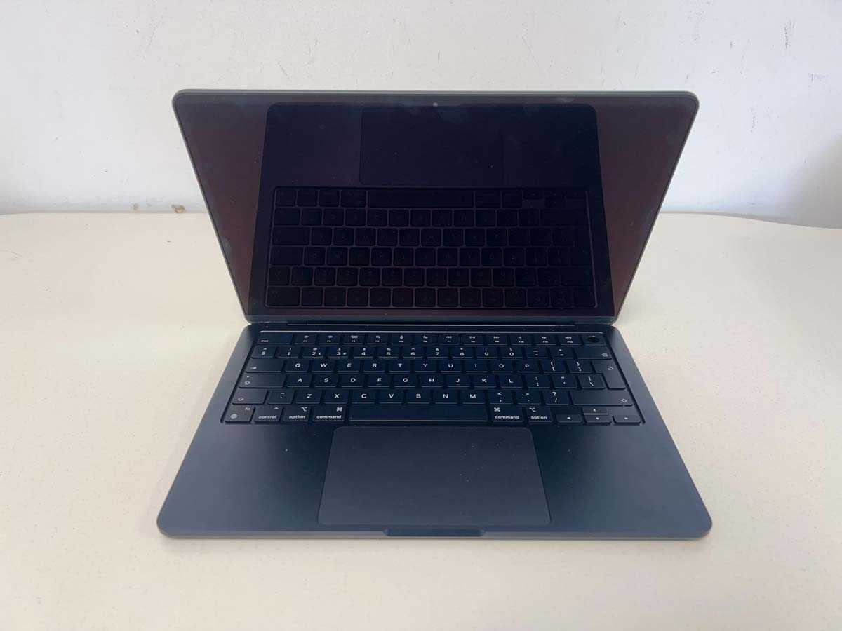 Lot Apple MacBook Air 13-inch with Apple M2 Chip,...