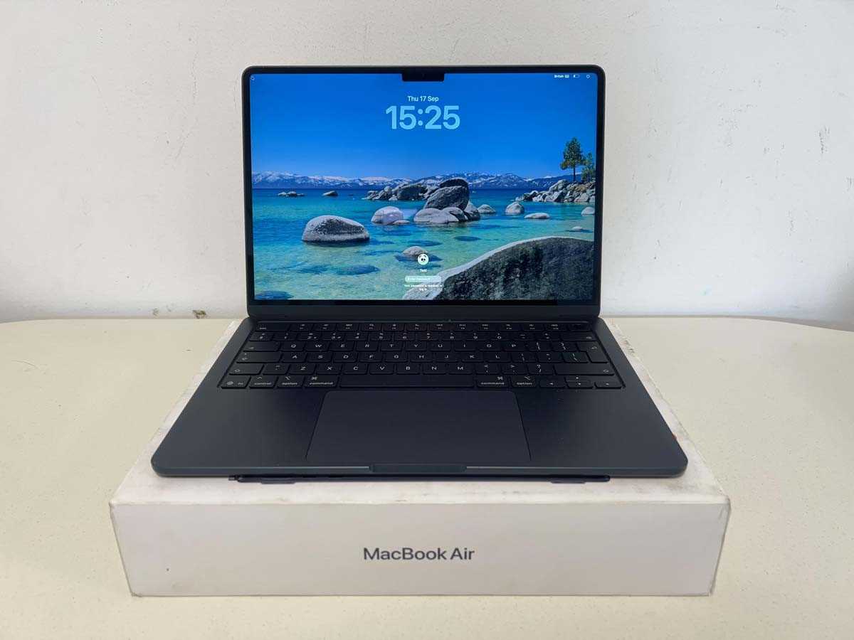Lot Apple 13-inch MacBook Air with Apple M4 chip,...