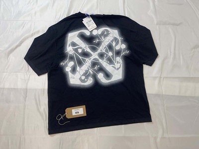 Lot 1375 - Off-White flower skate t-shirt in black size L