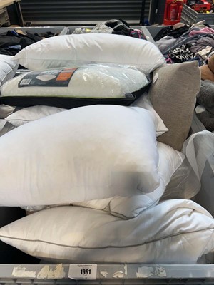 Lot 1991 - Pallet box (not included) containing mixed...