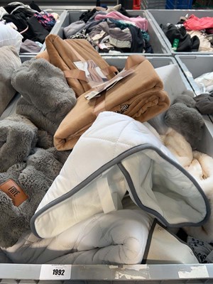 Lot 1992 - Pallet box (not included) containing mixed...