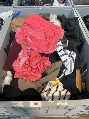 Lot 1994 - Pallet box (not included) containing mixed men'...
