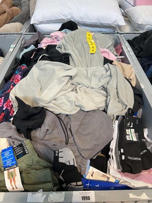 Lot 1996 - Pallet box (not included) containing mixed men'...