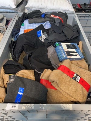 Lot 1997 - Pallet box (not included) containing mixed men'...