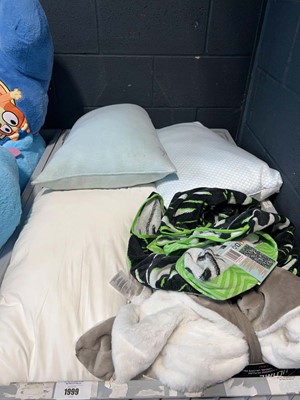 Lot 1999 - Pallet box (not included) bedding, blankets,...