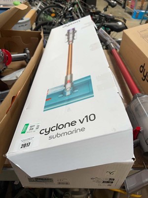 Lot 2017 - Dyson Cyclone V10 Submarine cordless stick...