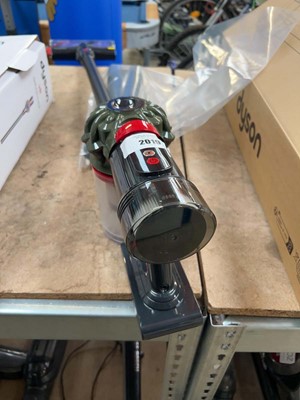 Lot 2019 - Dyson V8 Cyclone cordless stick vacuum cleaner...