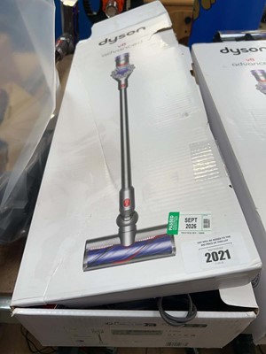 Lot 2021 - Dyson V8 Advance cordless stick vacuum cleaner...
