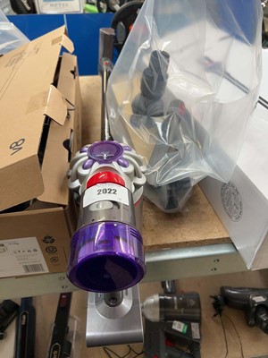 Lot 2022 - Dyson V8 Advance cordless stick vacuum cleaner...