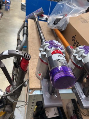 Lot 2023 - Dyson V8 Advance cordless stick vacuum cleaner...