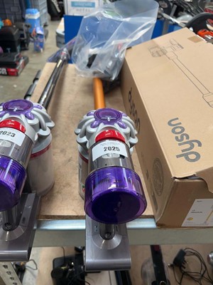 Lot 2025 - Dyson V8 Absolute cordless stick vacuum...