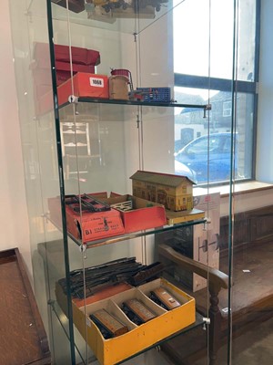 Lot 1068 - 3 shelves of tin plate Hornby including...