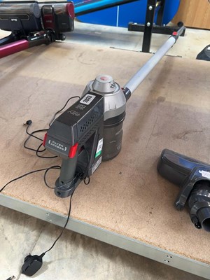Lot 2033 - Hoover cordless vacuum cleaner with charger