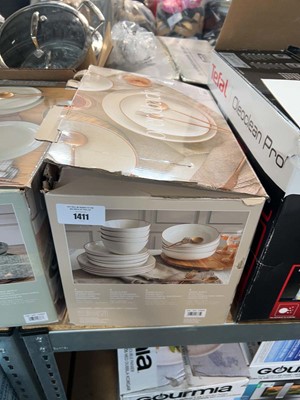 Lot 1411 - Boxed set of Over & Back dinnerware