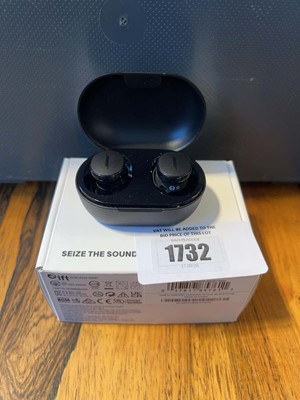Lot 1732 - Boxed pair of Bose S earbuds