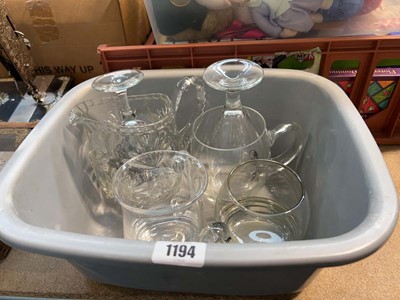 Lot 1194 - Small tub of glassware