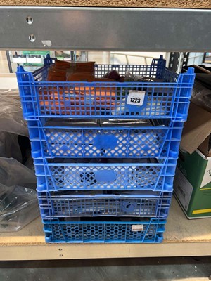 Lot 1223 - 5 trays of home goods including bottle...