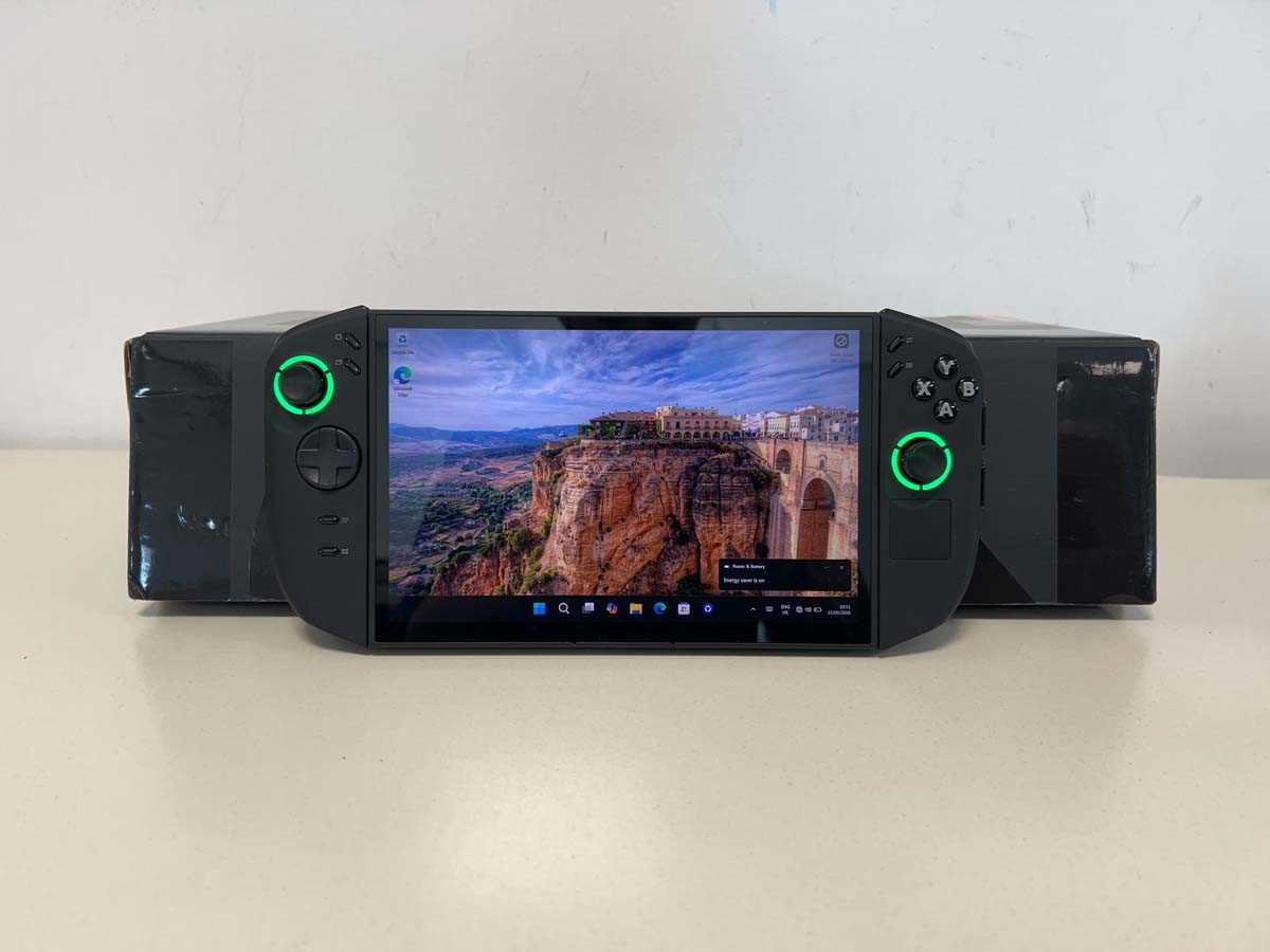 Lot Lenovo Go S 8AHP2 8" gaming device, 32GB RAM,...