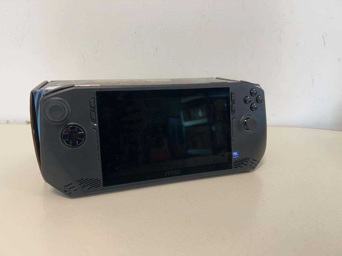 Lot MSI Claw A1M-016UK handheld gaming device,...