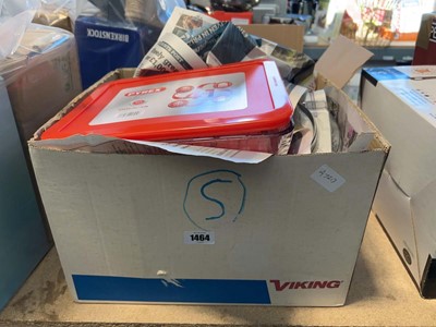 Lot 1464 - Box containing Pyrex and other glass cookware,...