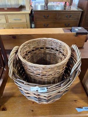 Lot 1142 - Twin handle wicker basket and further wicker...