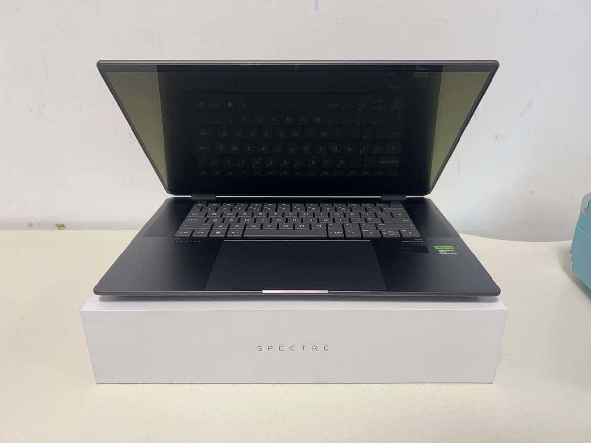 Lot HP Spectre x360 2-in-1 Laptop model...