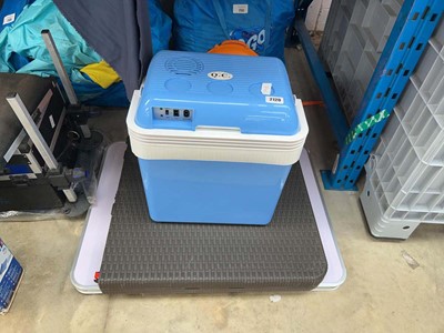 Lot 2120 - In car cool box together with 2 collapsible...