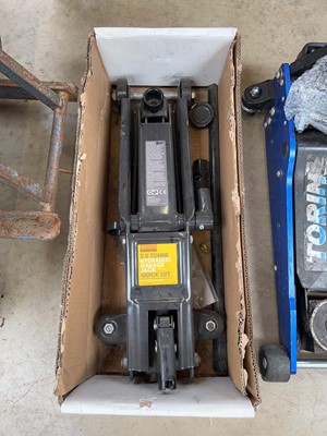 Lot 2275 - Halfords 2.5 tonne hydraulic car jack, boxed