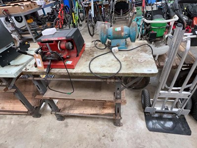 Lot 2280 - 2 industrial work benches with 1 integrated...