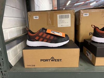 Lot 2431 - Box containing 6x pairs of Portwest FT15 black...