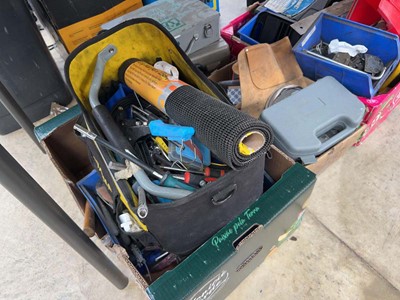Lot 2355 - Large under bay of mixed hand tooling, screws,...
