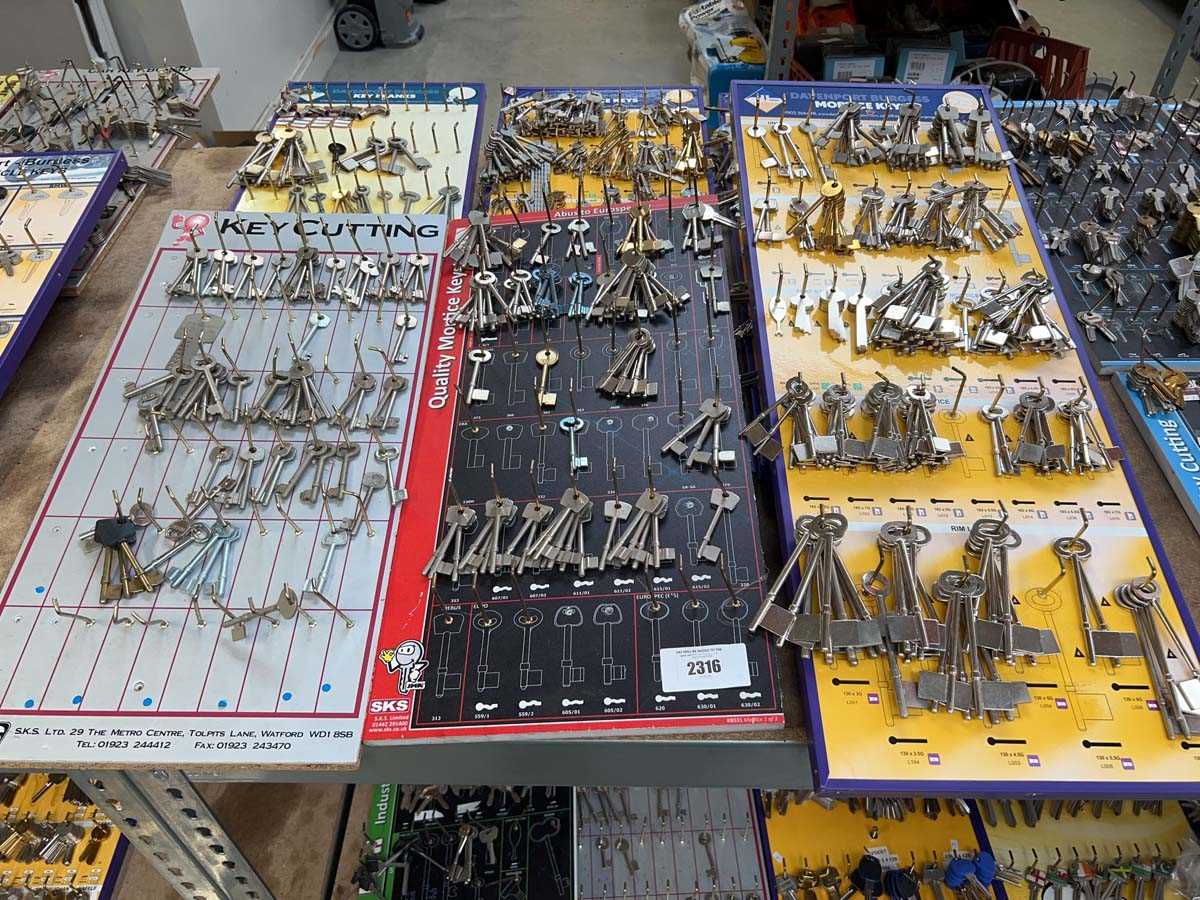 Lot 2316 - 6 wall mounted shop display racks containing a...