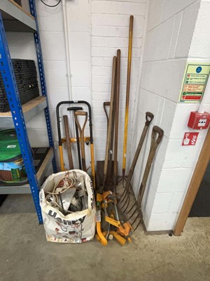 Lot 2531 - Quantity of outdoor garden hand tools to...