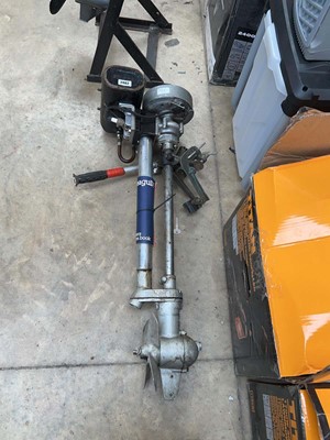 Lot 2482 - Seagull petrol outboard motor with manual