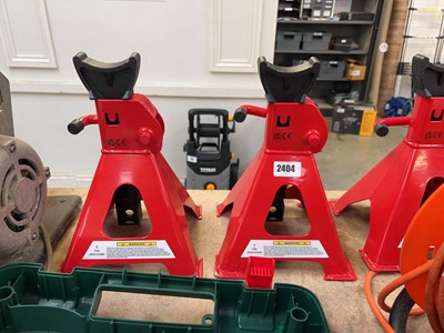 Lot 2404 - 4 red metal car axel stands