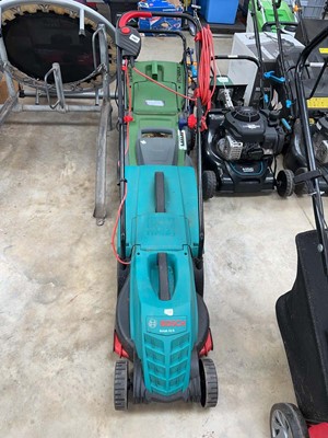 Lot 2487 - Bosch Rotak electric lawnmower with a power...