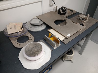 Lot 18 - Range of various size chucks and machine beds