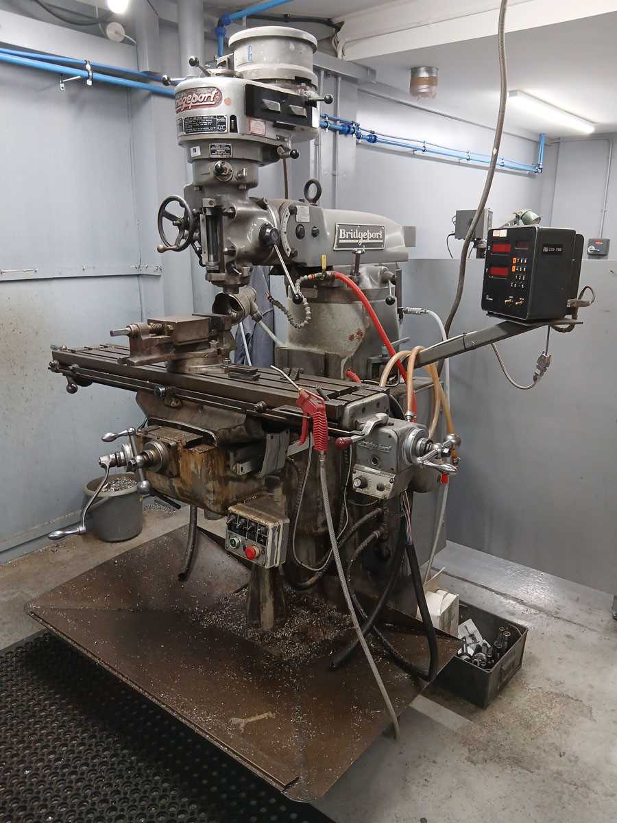 Lot 78 - Bridgeport Textron Universal milling machine...