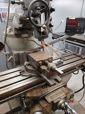 Lot 78 - Bridgeport Textron Universal milling machine...