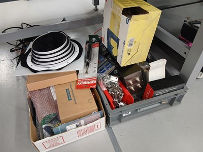 Lot 140 - Small selection of machine parts