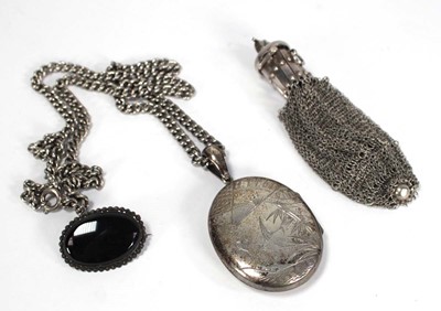 Lot 274 - A metalware curblink necklace suspending an...