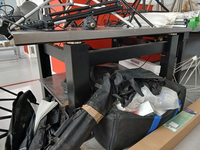 Lot 185 - 152cm x 91cm Micro-G antivibration stand
