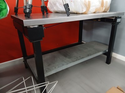 Lot 186 - 120cm x 74cm Micro-G antivibration stand
