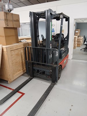 Lot 231 - Linde E16C-02 electric counterbalance forklift...