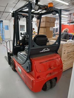 Lot 231 - Linde E16C-02 electric counterbalance forklift...