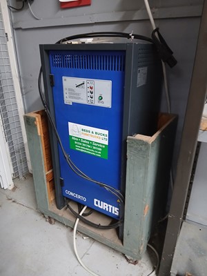 Lot 231 - Linde E16C-02 electric counterbalance forklift...